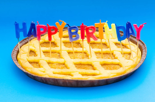 生日蛋糕上的生日蠟燭