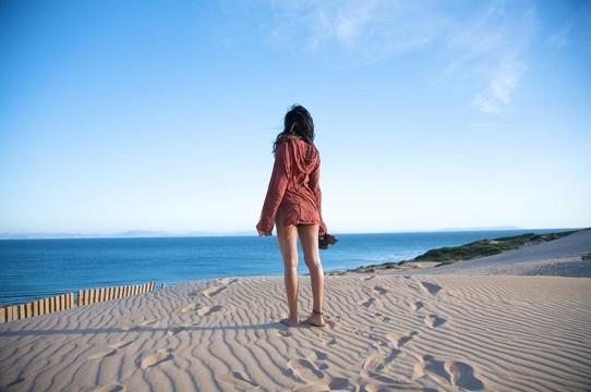 在valdevaqueros沙丘性感的女人