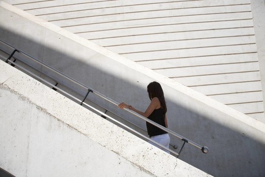 側(cè)石樓梯和女人