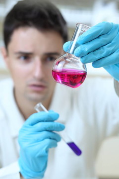 <混合>青年男研究員進行科學(xué)研究