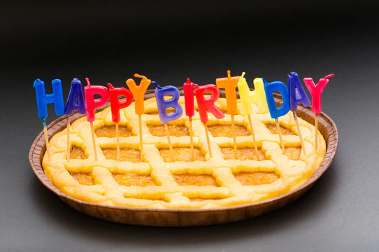 生日蛋糕上的生日蠟燭