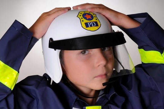 警察服裝男孩