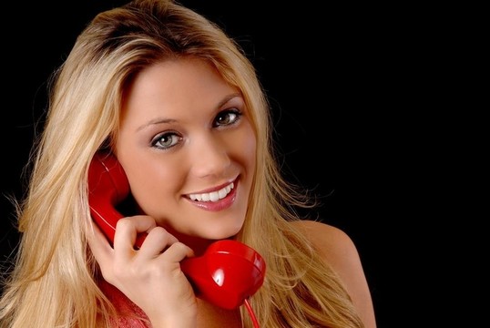 可愛的金發(fā)女人在電話里