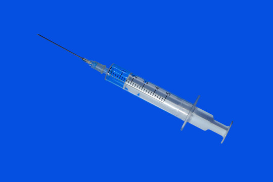 藍(lán)色背景上的注射器