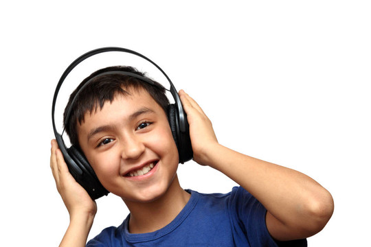 男孩在耳機里聽音樂