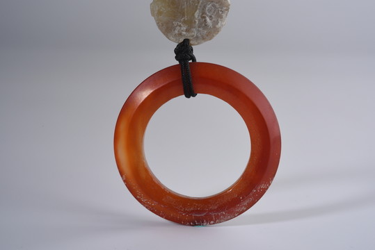 玉墜 戰(zhàn)國三才環(huán)人面紋玉