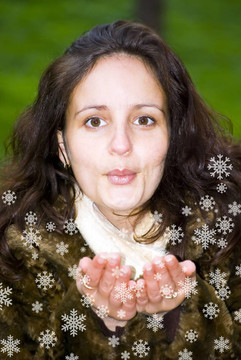 女孩吹雪花