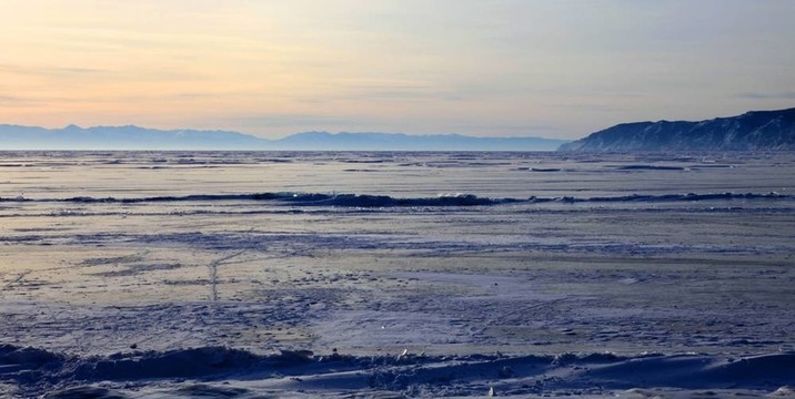 Frozen Lake Baikal。暮光.
