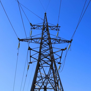 藍(lán)天下的電塔