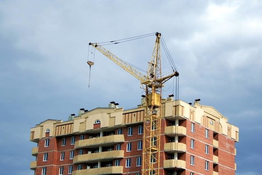 在建筑新房子上的起重機(jī)