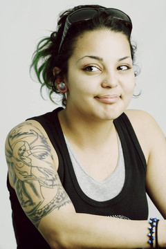 迷人的Young Tattooed Woman