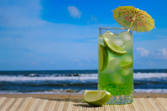 mojito雞尾酒在藍色的天空