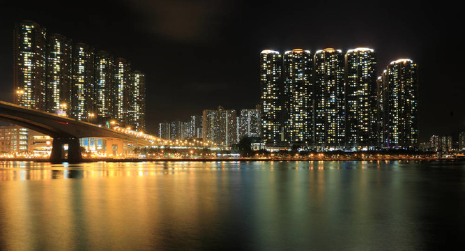 商業(yè)樓和住宅公寓樓在香港的夜晚