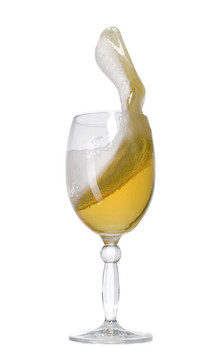 一杯金冷啤酒