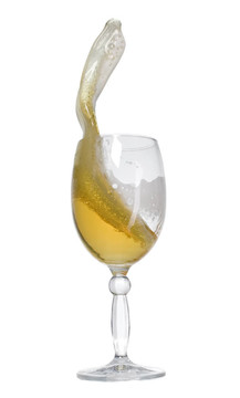 一杯金冷啤酒