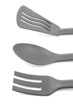 在白色的黑色的塑料廚房用具