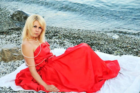 穿紅衣服的女士