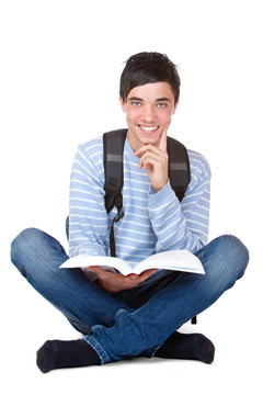 靠近英俊的男學生在手研究書書包坐在地板上。白色孤立。