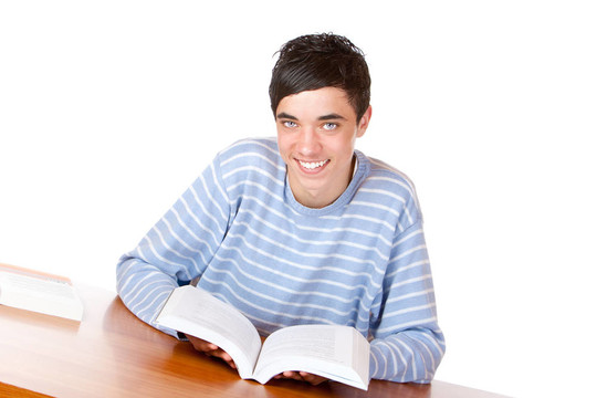 年輕快樂英俊男學(xué)生閱讀學(xué)習(xí)書
