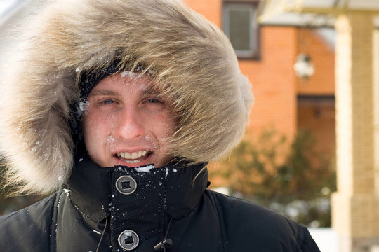 打雪仗后穿保暖夾克的男人