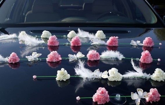 黑色汽車上的五顏六色的花