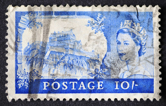 老式的英国十先令邮票展示了Queen Elizabeth II爱丁堡城堡和肖像；大约1967