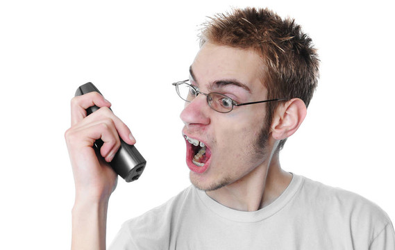 憤怒的年輕人尖叫著進入電話