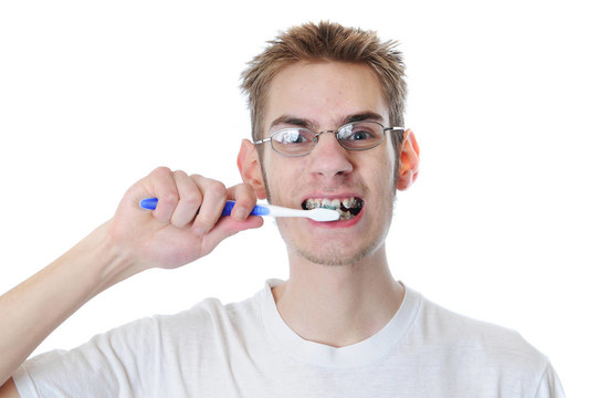 年輕的成年男子刷牙