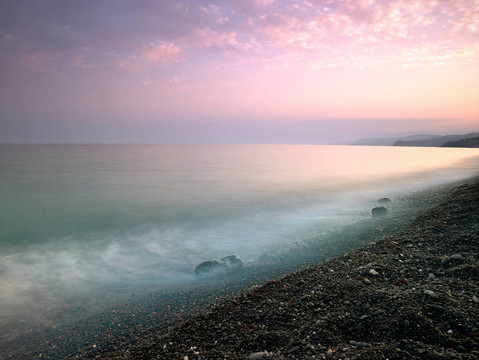 黃昏的海岸。海景觀