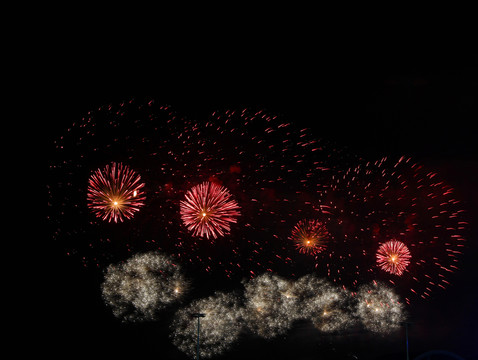 花球綻放夜空