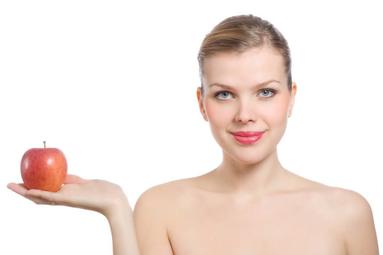 年輕漂亮的金發(fā)女人拿著一個紅蘋果