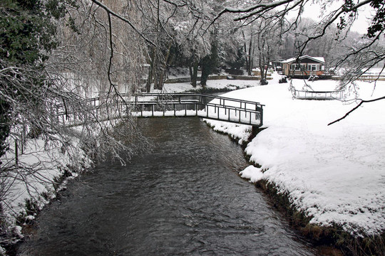 冬季觀河；房屋；冰雪