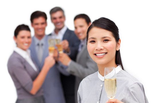 亞洲女商人和她的團隊慶祝成功
