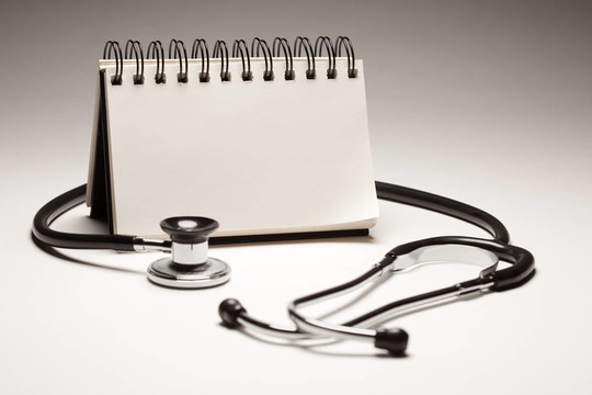 空白的螺旋筆記本和Black Stethoscope