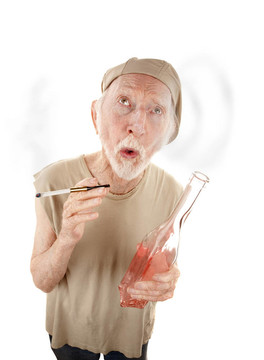 老年人與gigarette和白酒類瓶