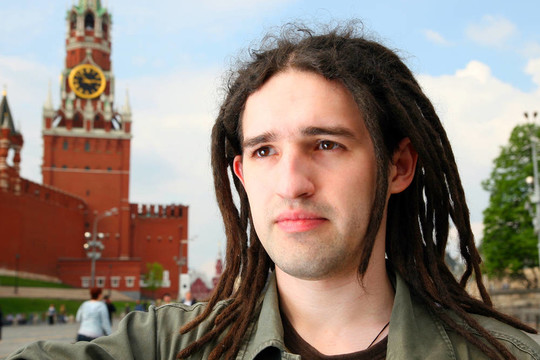 隨著dreadlock頭發(fā)的年輕人。