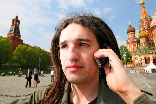 隨著dreadlock頭發(fā)的年輕人。