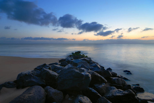藍(lán)色的日出在海堤