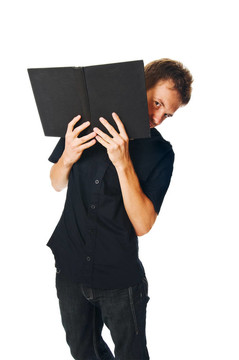 年輕人帶著白色的書