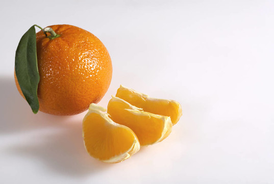 在桌子上甜美的Tangerine夜店的影子