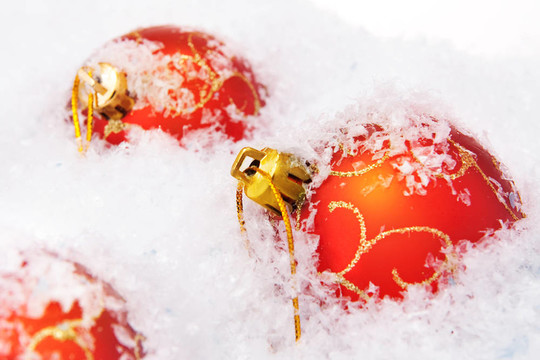 完美的紅色圣誕雪球背景。