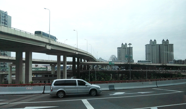行駛在高架上的汽車