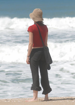 年輕的女人看著大海