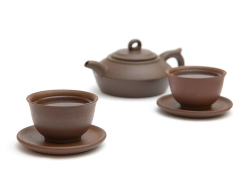 兩杯茶和棕色的茶壺