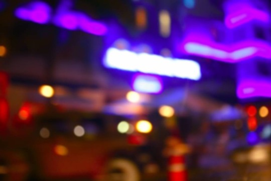 模糊的夜晚五顏六色的燈光在邁阿密海灘