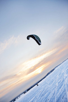 與（Kiteboarding日落；冬景）