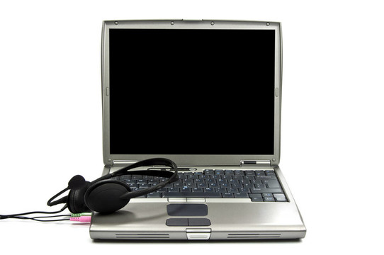 在白色背景和黑色耳机通信的笔记本电脑