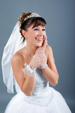 美麗的年輕新娘穿著優(yōu)雅的白色婚紗