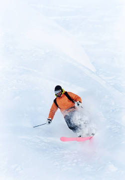自由滑雪手在粉雪