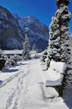 山村積雪覆蓋的長(zhǎng)凳。